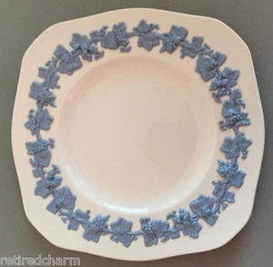 ❤WEDGWOOD QUEENSWARE ETRURIA *SQUARE LUNCHEON PLATE* SMOOTH EDGE - CRAZING❤ - Picture 1 of 2