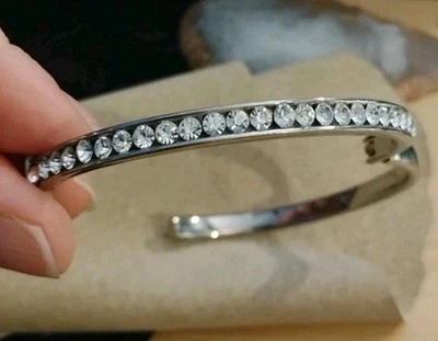 Brazalete Brazalete Vintage Delgado Tono Plateado con Juego de Canales Piedras Circonitas Transparentes, ¡Con Clase! Foto 1 de 4