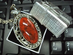 Vtg Silvertone RED / ORANGE / BLACK Marbled Stone Medallion Pendant Necklace - Picture 1 of 4