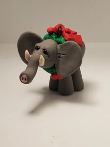 Adorno de Navidad ELEFANTE con CORONA DE VACACIONES Arcilla de Polímero HECHO A MANO - Imagen 1 de 6
