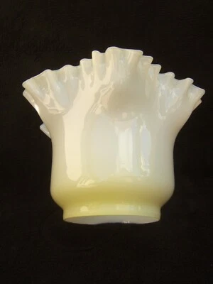 ancienne grande tulipe lampe a pétrole XIX victorienne opaline base vert jaune - Photo 1/4