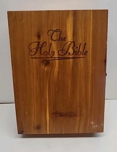 1958 Edición Conmemorativa Santa Biblia en Caja de Cedro - Ford UAW Local 900 -... - Imagen 1 de 7