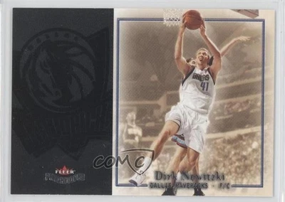 2003-04 Fleer Patchworks Dirk Nowitzki #14 Salón de la fama Foto 1 de 2
