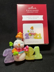 KOC SWEET DECADE REPINT EVENTO EXCLUSIVO COLORWAY 2021 Adorno Hallmark - Imagen 1 de 4