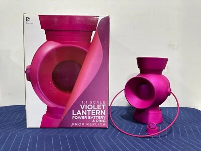 Luces réplica de utilería de cuerpo rosa linterna violeta escala 1:1 directa DC Collectibles Foto 1 de 4