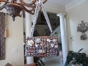 Neue markenlose schwarz/rot mehrfarbige Tweed Schultertasche mit Frontverzierung Medium - Bild 1 von 23