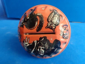 PRODUTTORE DI RUMORE VINTAGE DI HALLOWEEN - STILE SONAGLIO LITO IN LATTA - STREGA, JOL, GATTO NERO, GUFO - Foto 1 di 5