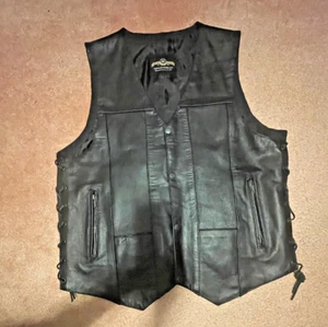 Herren Echtleder schwarz Biker Weste mit Druckknopf vorne & geschnürten Seiten - 42" Brustumfang - Bild 1 von 15