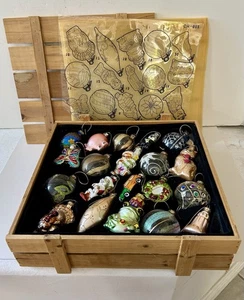 Thomas Pacconi Classics 20 adornos navideños de vidrio en caja de madera original - Imagen 1 de 5