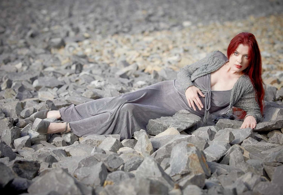 Das graue Kleid. Highend Digital-Fotografie (Phase One) von Horst Werner - Bild 1 von 1