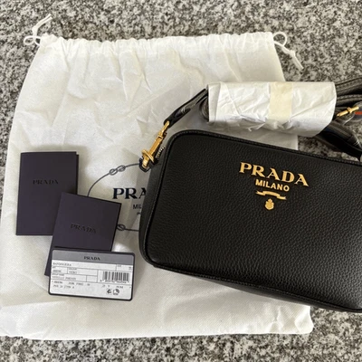 Nuevo bolso bandolera de cuero negro Prada con correa de colores Foto 1 de 4
