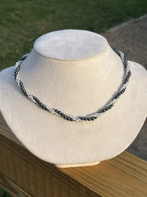 Ожерелье из нескольких нитей с бисером белое/серое с маркировкой 835 - Изображение 1 из 4