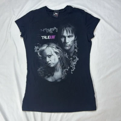 Camisa True Blood para mujer pequeña ajustada Bill & Sookie cuello mordida negra Y2K HBO 2009 Foto 1 de 4