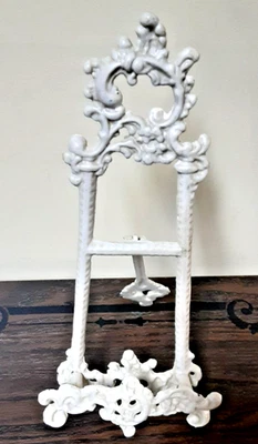 Un hermoso soporte de mesa antiguo hecho de hierro pesado y esmaltado Foto 1 de 4