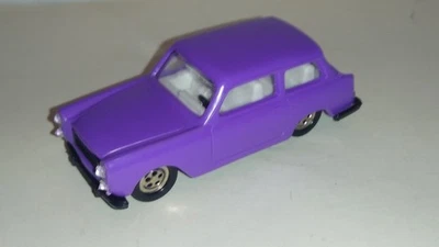 KDN Innocenti austin a40 viola  copia  Politoys  1/41 - Immagine 1 di 4