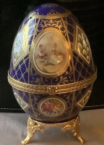 LIMOGES PORZELLAN ~ PORZELLANSCHACHTEL MIT FUSS IN EIFORM - Bild 1 von 8