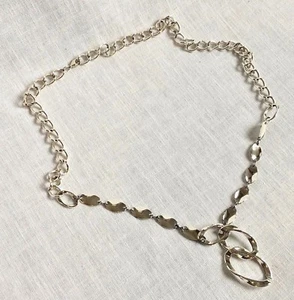 Silberfarbene Halskette aus Metall mit gedrehter Schleife Vintage - Bild 1 von 2