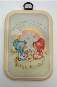 Hallmark Wandhängung 1972 FRIEND LISTENS WITH LOVE Holzplakette Regenbogen Vintage - Bild 1 von 6