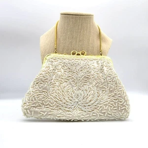 Vintage weiße Perlen Clutch Handtasche mit goldenem Metallrahmen & Kettenriemen Hongkong - Bild 1 von 11
