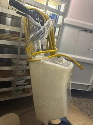 Pulidora tampón de piso comercial Powr-Flite 17" con tanque de agua probada Foto 1 de 4