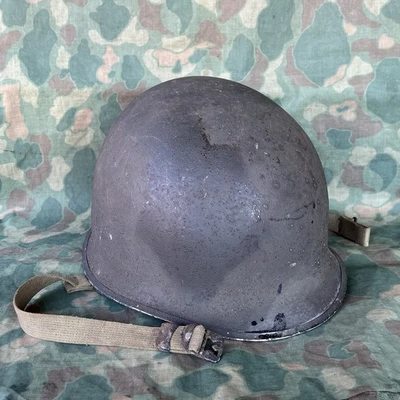 Casco de paca fija del ejército de los Estados Unidos de la Segunda Guerra Mundial original McCord 633B Segunda Guerra Mundial con barbillas Foto 1 de 4