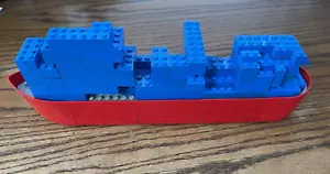 Lego Vintage Classic rote Schiffsrümpfe mit "Ladung" -- 112 blaue Steine -- sehr schön - Bild 1 von 5