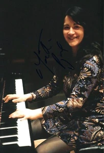 Fotografía a gran color autografiada por pianista de Martha Argerich tomada c. 1965 - Imagen 1 de 1