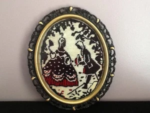 ¿Antiguo vintage? Acabado hecho a mano bordado crewel escena de pareja aristocrática - Imagen 1 de 8