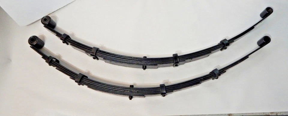 Nuevo par de resortes de hoja juego de resortes Triumph TR4A con eje trasero sólido solamente Foto 1 de 1