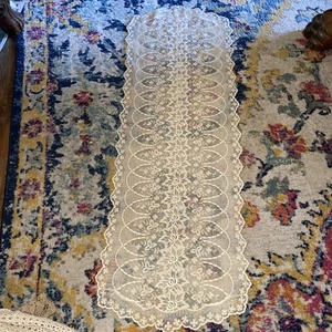 Corredor de mesa vintage 39”x 13” floral con encaje.   (21) - Imagen 1 de 4