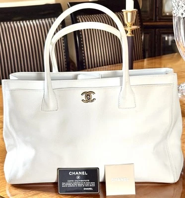 Auténtico Bolso de Mano CHANEL Cuero Blanco SHW CC Turnlock Ejecutivo Cerf con Tarjeta Foto 1 de 4