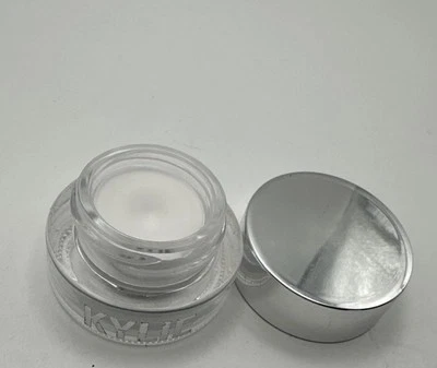 KYLIE JENNER Косметика МЕРЦАЮЩАЯ ГЛАЗУРЬ Оттенок Белоснежные Тени для Глаз - Изображение 1 из 3