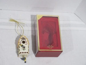 Lenox Birdhouse Ornamento Saludos de Invierno 2002 Porcelana Navidad Pájaro Amarillo - Imagen 1 de 3