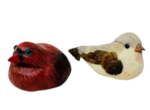 2 ALTE HANDGEFERTIGTE KLEINE VÖGEL - EINER GESCHNITZT, EINER BEFLOCKT - BRAUCHT EIN NEST - Bild 1 von 7