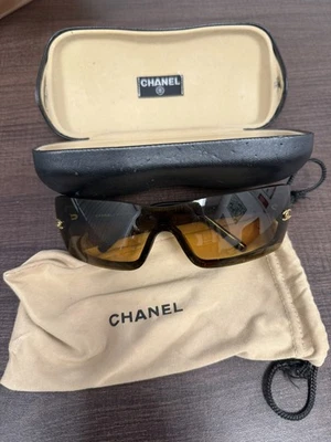 Chanel 5067 Black Framed Sunglasses Brown/ Blk. Authentic no scratches - Image 1 of 4