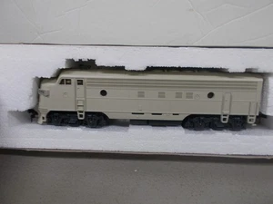 ATLAS # 8300~ LOCOMOTORA MOTORIZADA FP-7 SIN DECORAR ~N/DYN. - 1 FARO~ESCALA HO - Imagen 1 de 5