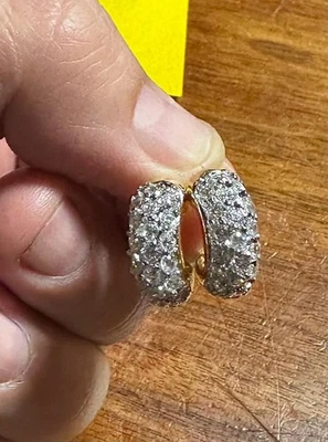 Aretes Huggie de diamantes en tono oro R de plata de ley 925 Foto 1 de 4