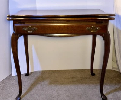 Antigua mesa de juego plegable Queen Anne caoba colas de milano cortadas a mano 1 cajón Foto 1 de 4