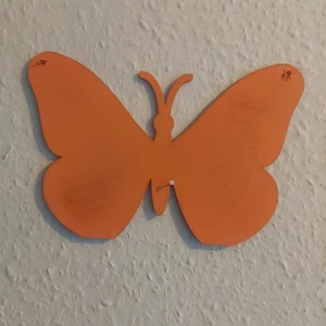 1x Nueva Figura de Madera Silueta de una Mariposa en Óxido Rojo para Montaje en Pared 9" x 8". - Imagen 1 de 1