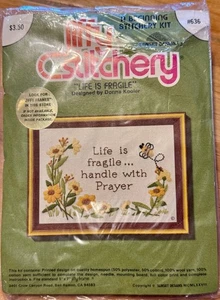 Vintage Jiffy Stitchery Stickpackung "Das Leben ist zerbrechlich" 1978 5" x 7" Neu - Bild 1 von 5