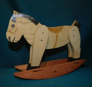 ANCIEN JOUET A BASCULE . CHEVAL JAUNE EN BOIS POLYCHROME . L 30cm H 25cm . 1920 - Foto 1 di 11