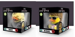 JUEGO DE 2 PIEZAS TUBBZ BOXED Lost boys película coleccionable pato jeep oficial - Imagen 1 de 11