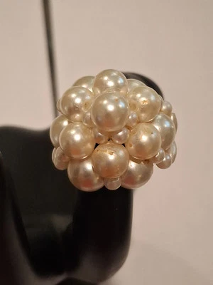 Precioso anillo de perlas en racimo Foto 1 de 4