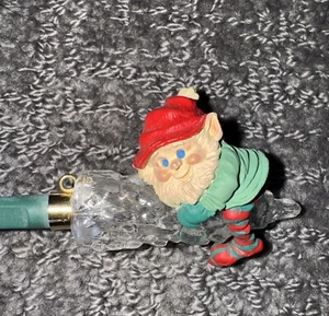 Hallmark Keepsake Magic 1986 adorno iluminado ¡Sigue brillando! Elf On Icle - Imagen 1 de 12