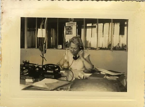 ALTES FOTO - VINTAGE SNAPSHOT - SCHREIBTISCH SEKRETÄR TELEFON ARBEIT - WORK - Bild 1 von 1