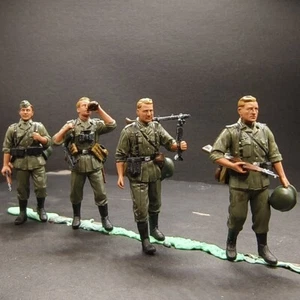 1/35 WWII German Operation Barbarossa Walking Positions 4 Soldiers Painted Model - Picture 1 of 3