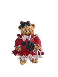 Hallmark Vintage 1980er Feiertagsnadeln WEIHNACHTSBÄR im roten Kleid hält Stechpalme - Bild 1 von 3