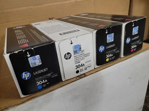Kompletter Satz von vier neuen Original HP 304A Tonerkartuschen neu unbenutzt versiegelt HP - Bild 1 von 2