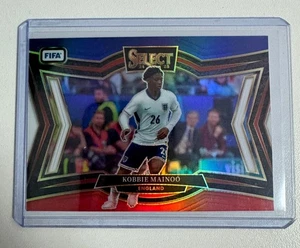 2024-25 Panini Select Fifa - Kobbie Mainoo #233 Red Blue White Refractor - Bild 1 von 2