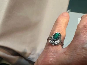 Zierlicher Sterling Ring Vielleicht Smaragd Vielleicht Indianer Größe 7 3/4  - Bild 1 von 4